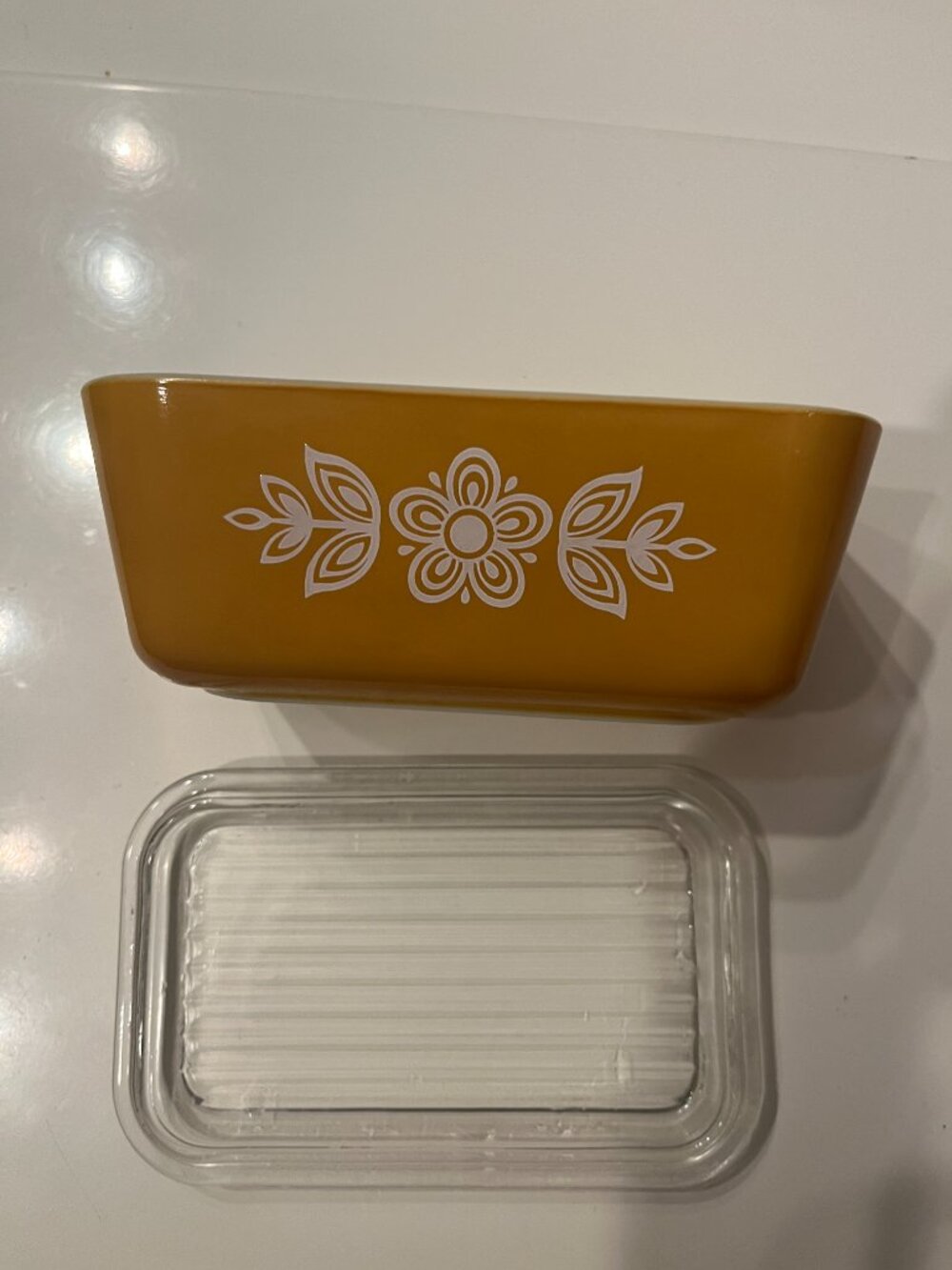 Pyrex Refrigerator Dish with Lid (Vintage Butteryfly Gold Style 0502  1.5 Pts
